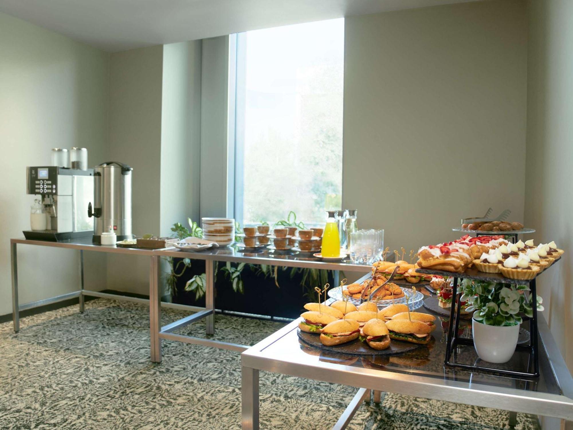 Novotel Living Almaty Jetisu Buitenkant foto